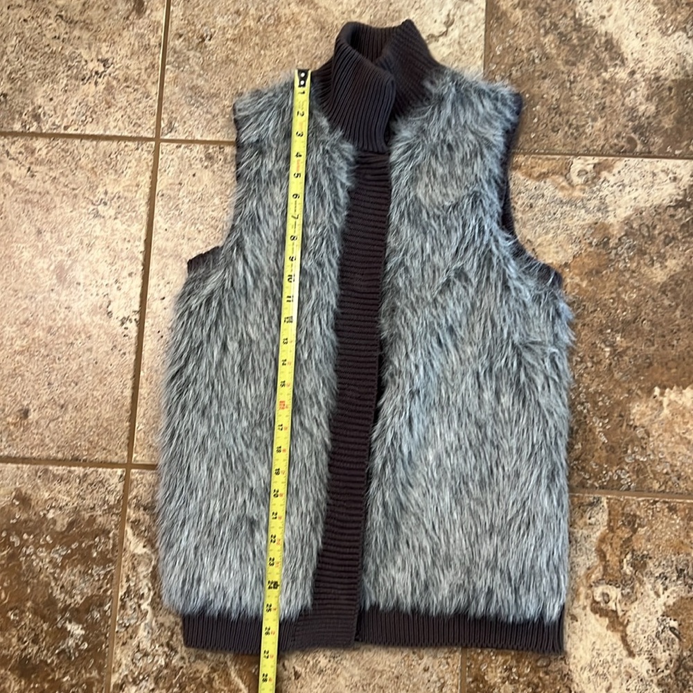 Elle Womens Sleeveless Faux Fur Snap Up Sweater Vest Size Medium Gray - Picture 9 of 13